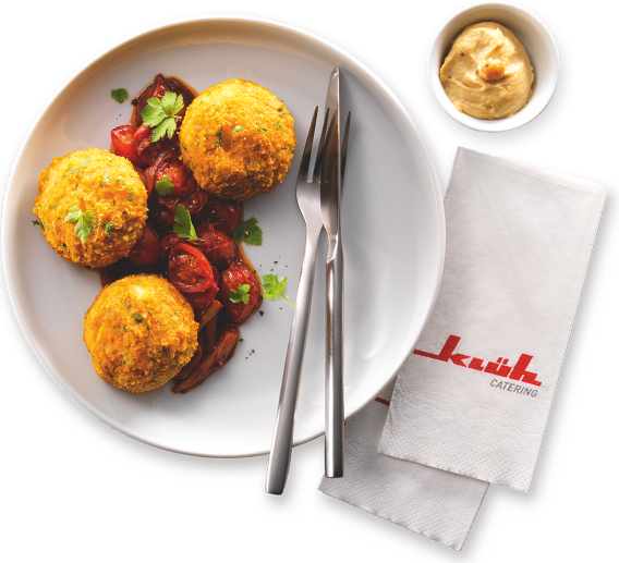 TÜRKISCHE KARTOFFELBULGUR-KÖFTE MIT SALAT AUS GEBACKENEN TOMATEN UND HUMMUS